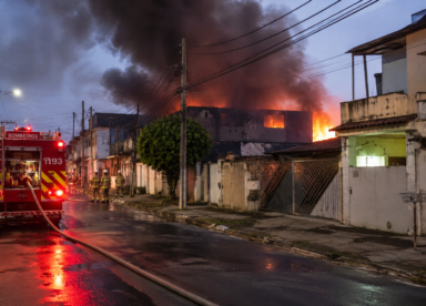 Incêndio de grandes proporções interdita casas e reforça atenção com proteção residencial
